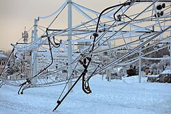雨氷が付着し垂れ下がった鉄道 架線