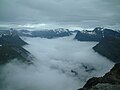 フィヨルドに横たわる雲海/ノルウェー・ゲイランゲル地方のダレスニッバ展望台からの眺望