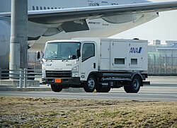 ANA の電源車( いすゞ・エルフ の改造車)