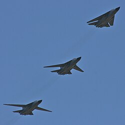 主翼に異なる後退角をつけて飛行するF-111群