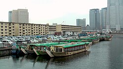 係留中の屋形船