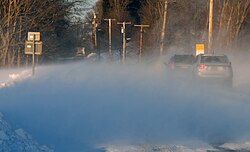 低い地吹雪であっても視界が遮られ、車の運転は危険が伴う。