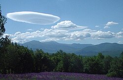 レンズ雲(左上の雲)