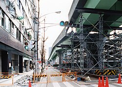 落下した橋桁の復旧工事 （三宮 - 貿易センター間）