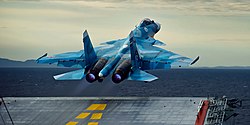 スキージャンプ甲板を用いて離陸するSu-33