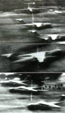 爆撃を受けるリビアの軍事施設