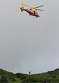 山岳遭難者を救出する滋賀県の消防防災ヘリコプター