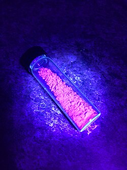 紫外線下の水酸化ユウロピウム(III)