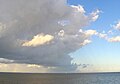 中程度に雲が覆う空の様子