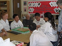 学校で麻雀を学ぶアメリカ合衆国の学生