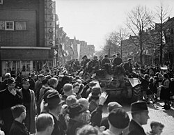 1945年4月16日、オランダ・レーワルデンにて解放された市民に歓迎されるカナダ軍部隊