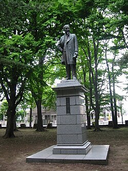 札幌市円山公園に建立されている岩村の銅像