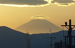 富士山頂から少し浮いたはなれ笠
