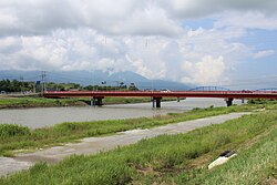 国中平野の中央部を流れる国府川