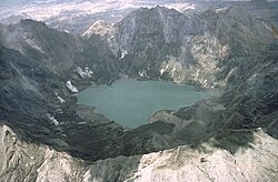 ピナトゥボ山のカルデラ湖