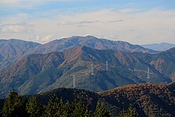 東方の池田山から望む貝月山