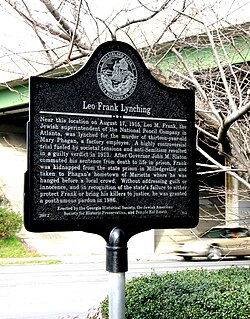 1986年に設置された、フランクの無罪と特赦を知らせる看板。