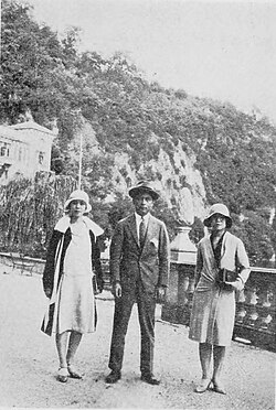 長女の片山安子(右)と原信子(左)。ミラノ、1929年