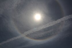 巻積雲と飛行機雲、そしてその周辺に現れた暈