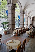 コリドールと歩道に展開したオープンカフェ
