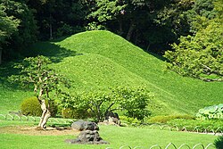 築山:人工的に造成された山とその役割