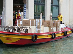 DHLのボート