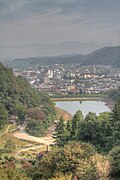 愛宕沼越しに天童温泉を望む