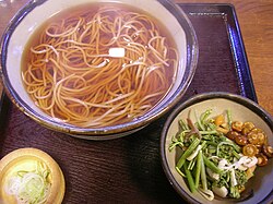 蕎麦に添えられた山菜水煮