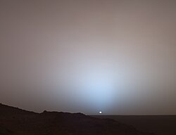 火星探査機キュリオシティがゲールクレーターで撮影した火星の青い夕焼け