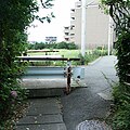 暗渠化された用水路の上に残る橋桁と欄干(二ヶ領用水跡)