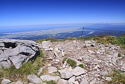 月山山頂から見下ろした庄内平野。右奥に見えるのは鳥海山。