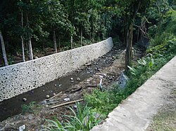 Oples川沿いの堤防護岸