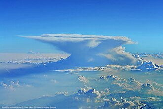 かなとこ雲(インクス):積乱雲の頂部が平らに広がる気象現象