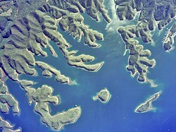 対馬 浅茅湾の拡大空中写真