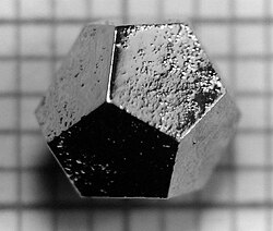 ホルミウム・マグネシウム・亜鉛(Ho-Mg-Zn)合金の準結晶により生成された正十二面体