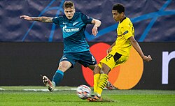 試合でプレーするベリンガム