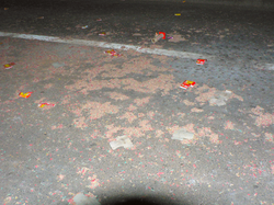 路上に散乱する爆竹