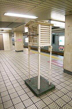 Osaka Metroのホーム上に設置された百葉箱