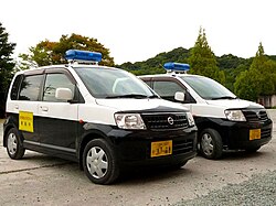 スピーカー無しの回転灯を装備する青パト