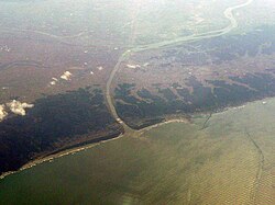 弥彦山山麓を切通し信濃川と日本海をつなぐ大河津分水路
