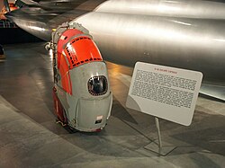 B-58の脱出カプセル。シールドが稼働する構造が見える。