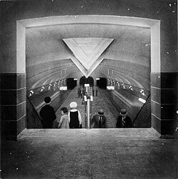 1933年頃の大阪市営地下鉄御堂筋線の車内または駅の様子