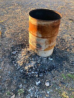 野焼きに使われる バーンバレル (ドラム缶)
