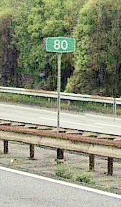 高速道路の距離標の例