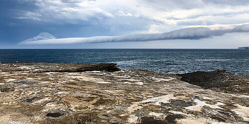 海上に伸びるロール雲