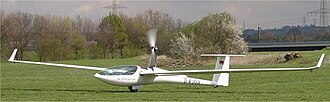自力発航するモーターグライダー(DG-808B)