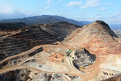 金生山の石灰岩露天掘り鉱山