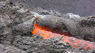 パカヤ火山の溶岩流