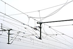 架線:空中に張り渡された電線および電気鉄道の集電システムの解説