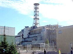 ウクライナのチェルノブイリ原子力発電所事故の現場と覆われた原子炉棟